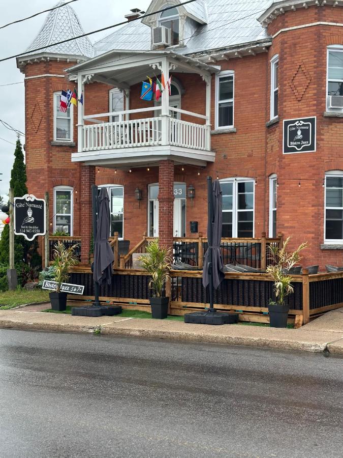 Auberge Et Bistro Namaste Lachute 外观 照片